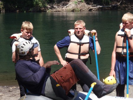 Der gives instruktioner om rafting turen